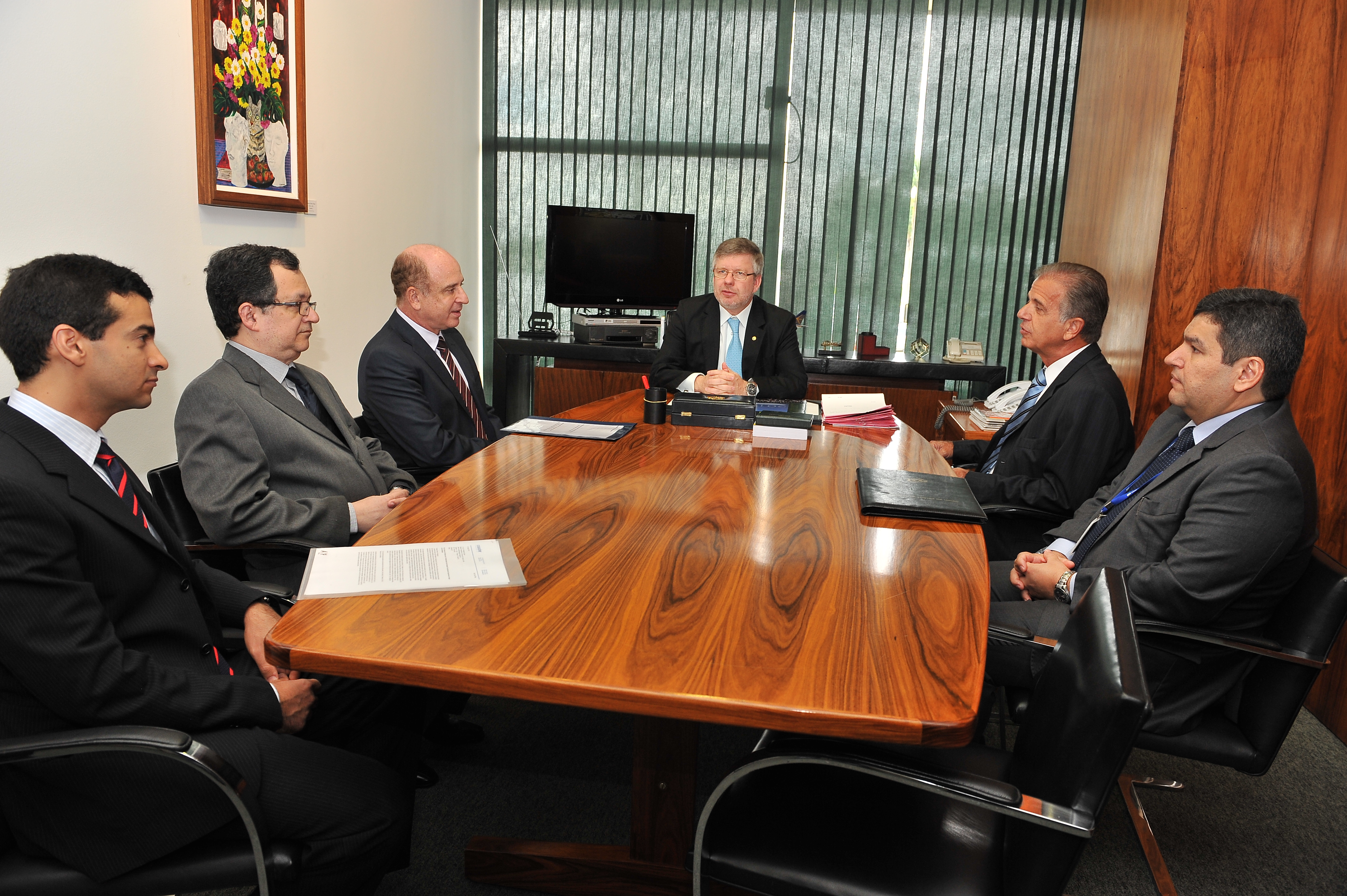 Ministros do TCU entregam prestação de contas do primeiro ano do Governo Dilma para Marco Maia