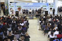 Presidente da Câmara prestigia sanção da lei que institui o Sistema Único de Assistência Social