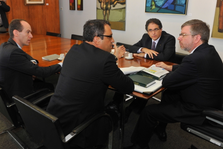 Presidente da Câmara recebe representantes da Embraer Defesa e Segurança