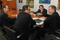 Presidente da Câmara recebe representantes da Embraer Defesa e Segurança