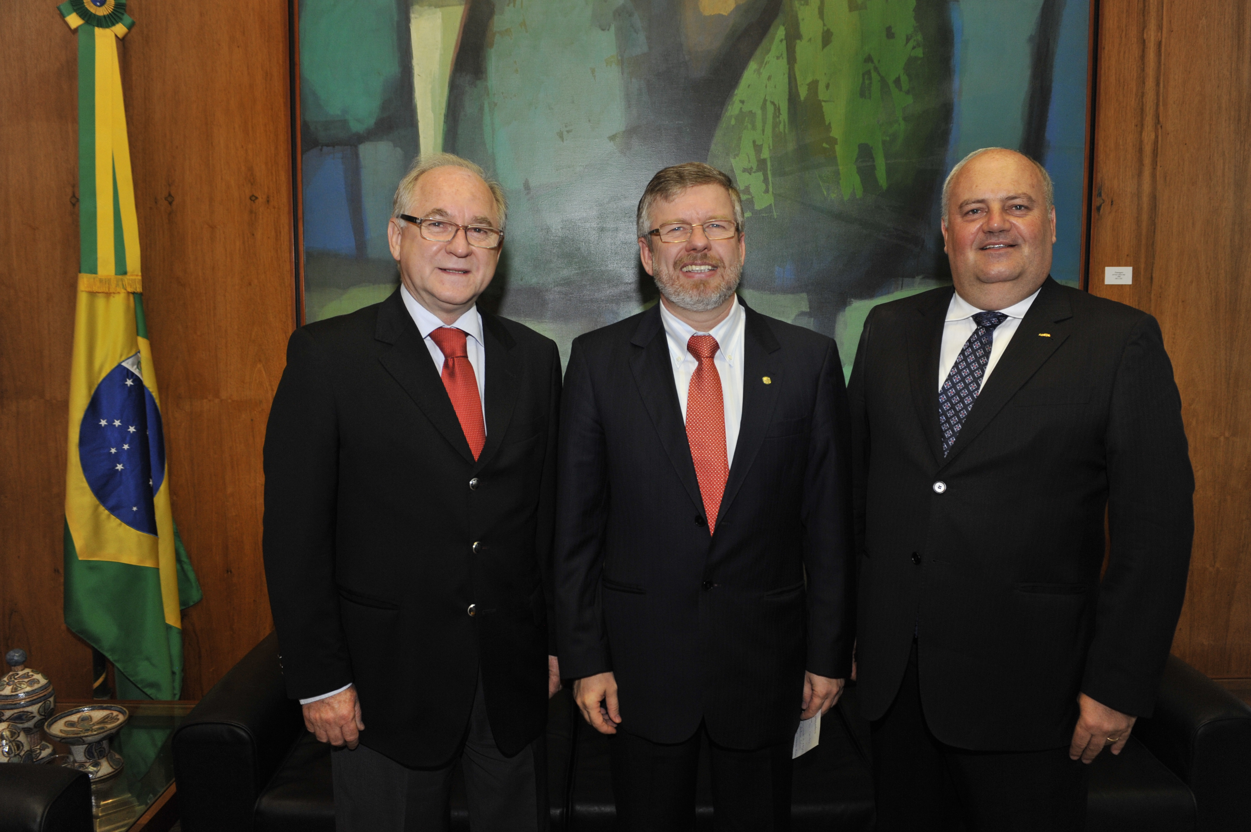 Presidente do TRT-RS e secretário da ANAMATRA entregam projeto para criação de 17 novas Varas do Trabalho no RS ao Presidente Marco Maia