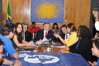 Presidente recebe lideranças da UNE acompanhadas de parlamentares