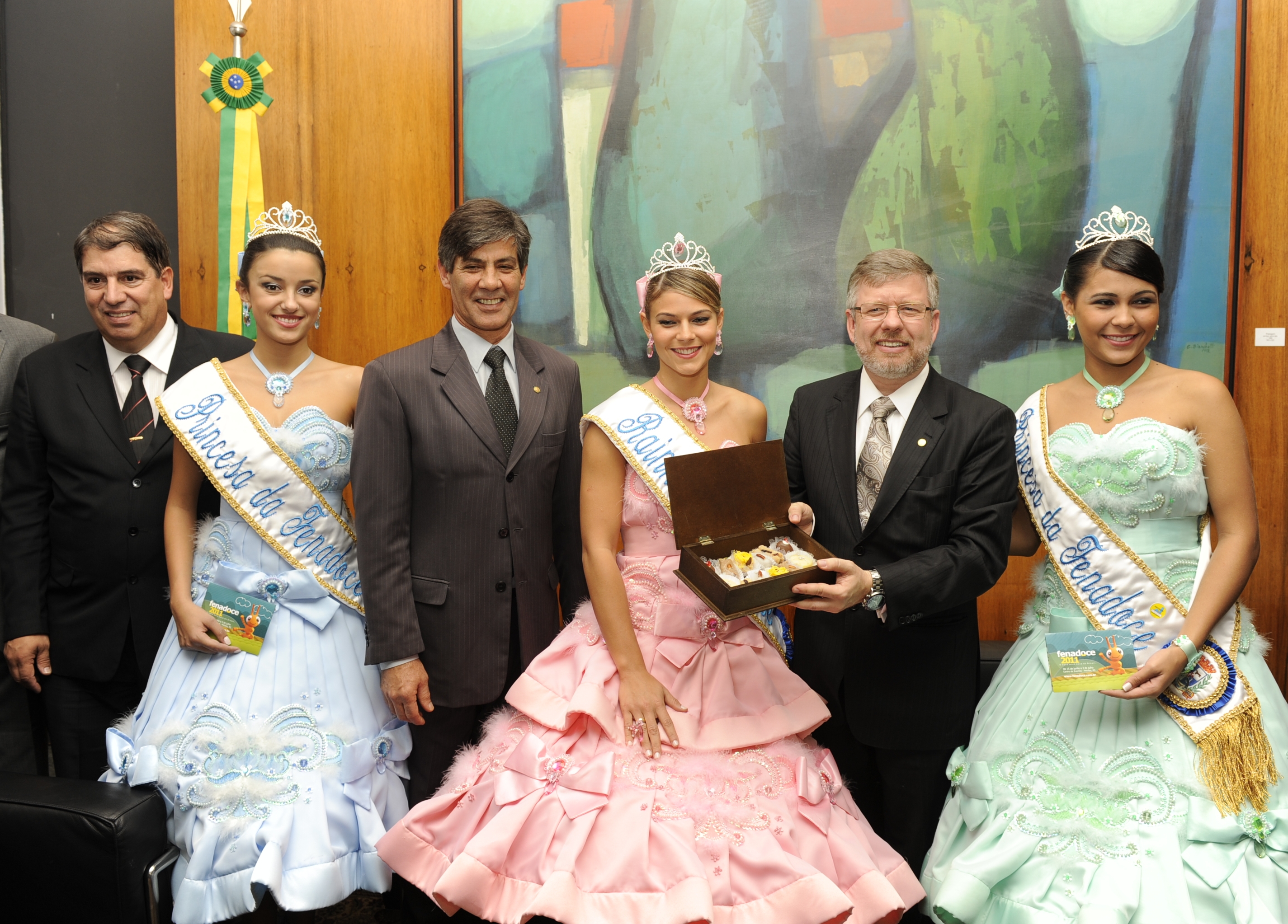 Rainhas e Princesas da Fenadoce entregaram convite da festa para Marco Maia