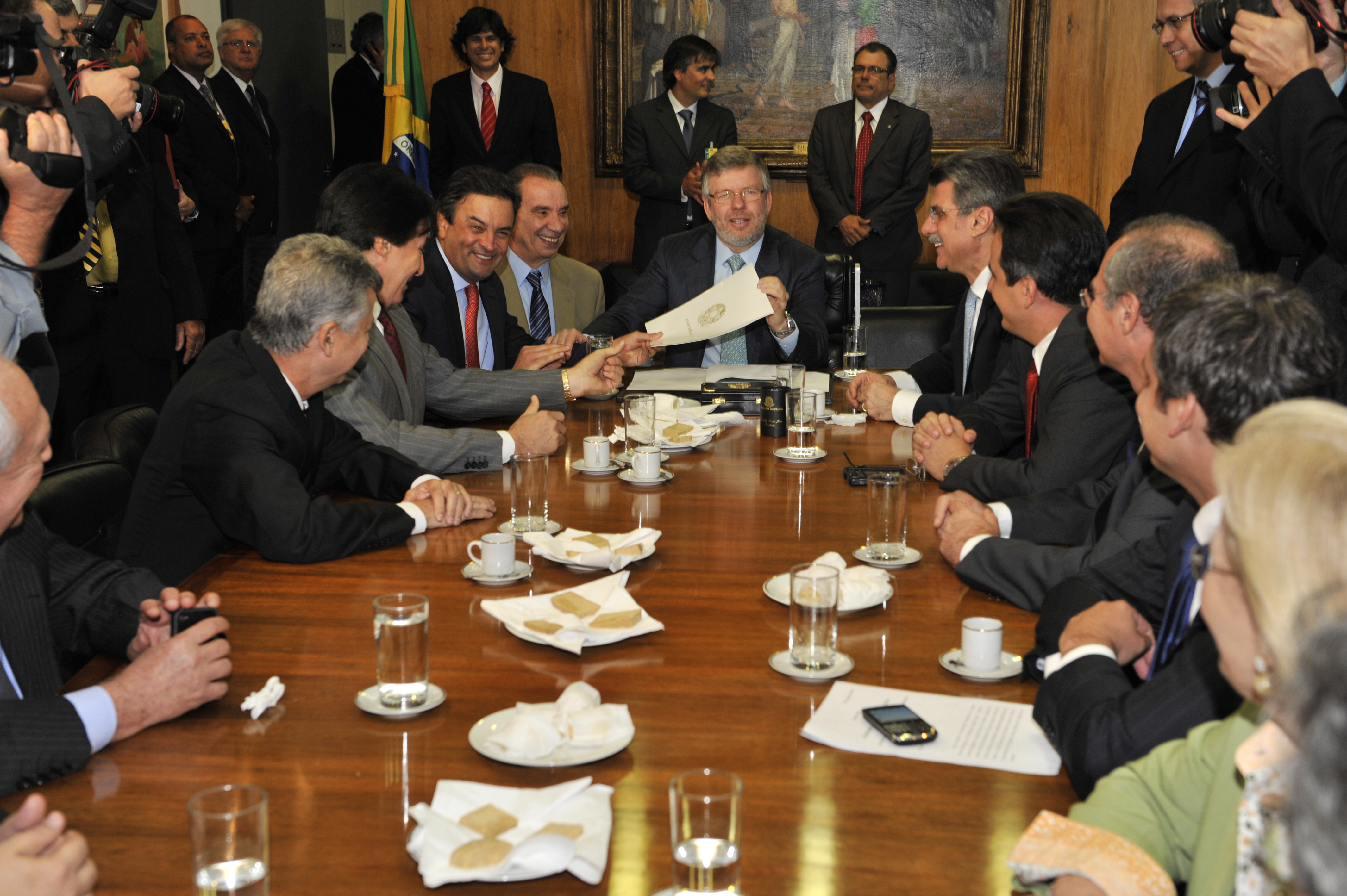 Senadores entregam projeto de mudança na tramitação das MPs ao presidente 