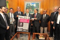 Viva Rio apresenta mais de 100 mil assinaturas para alteração da lei sobre drogas ao presidente Marco Maia