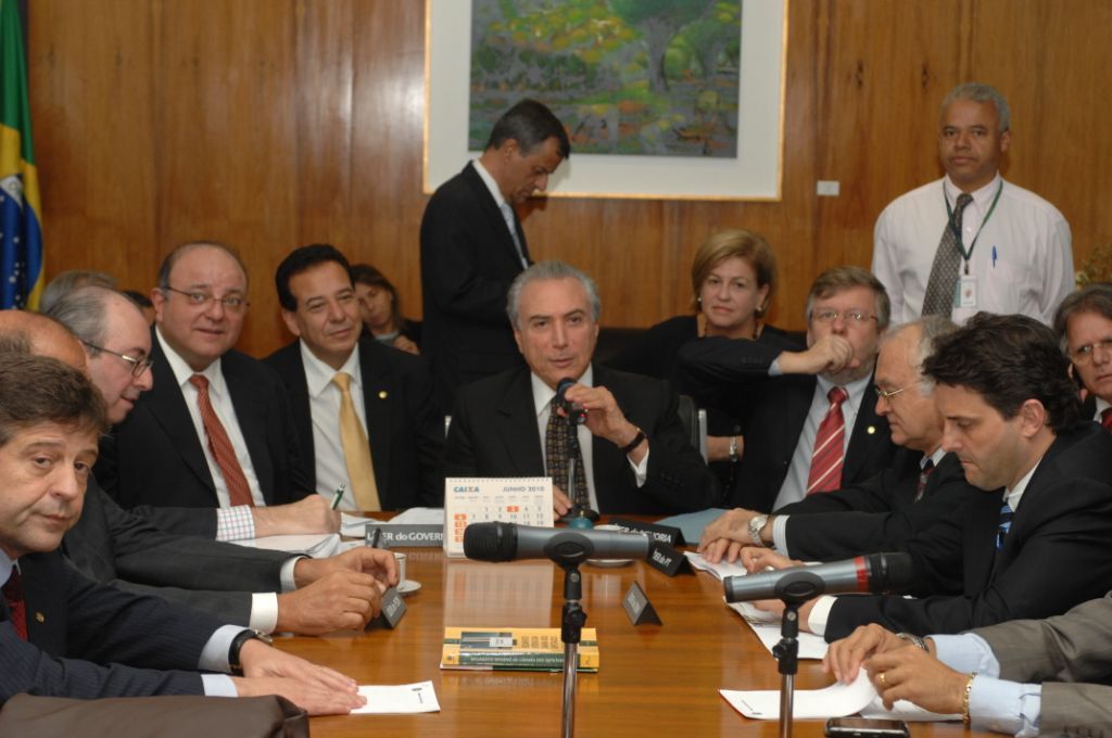 Michel Temer busca consenso para votação da PEC 300