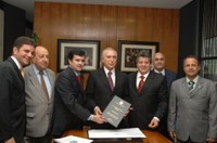 Michel Temer recebe relatório final da CPI das Tarifas de Energia