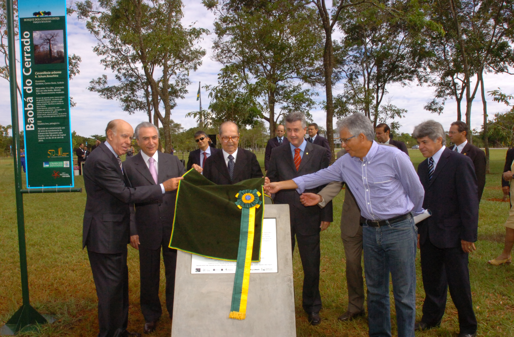 Presidente homenageia pioneiros de Brasília