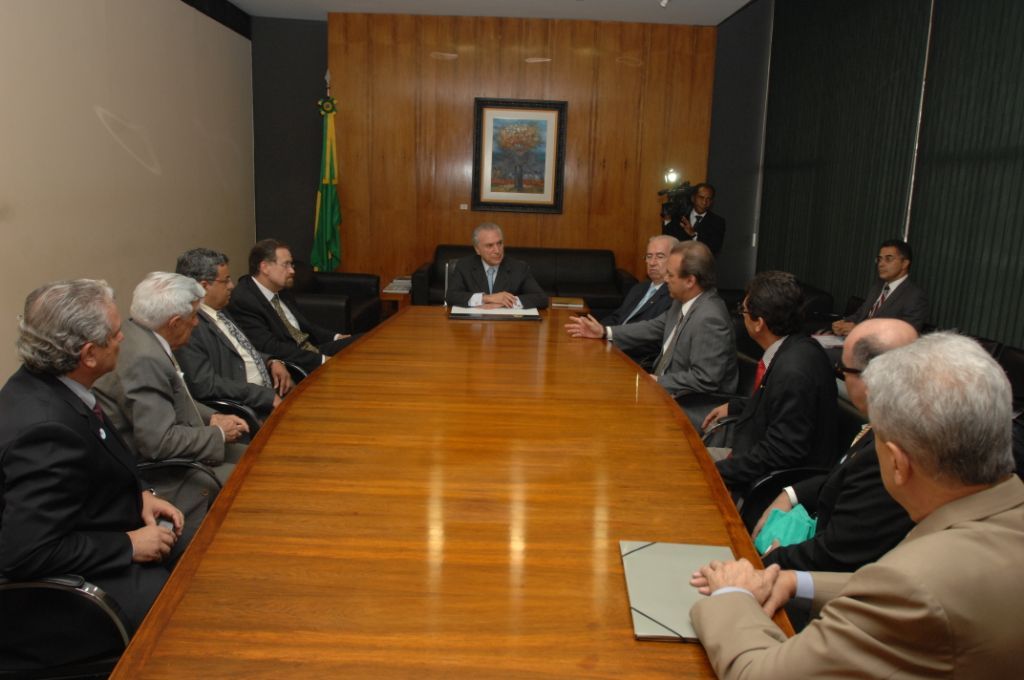 Temer conversa com deputados sobre regulamentação da Medicina