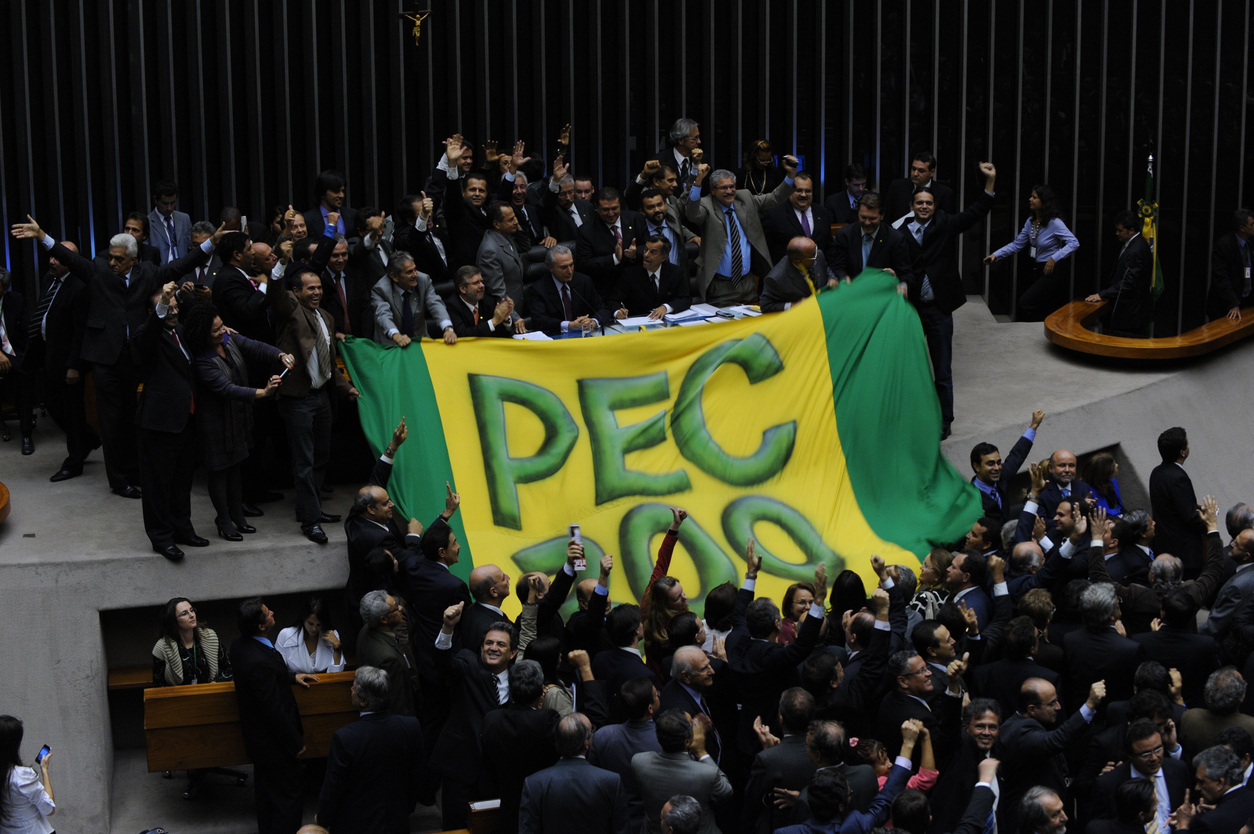 Temer fecha acordo e Câmara aprova PEC 300