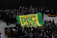 Temer fecha acordo e Câmara aprova PEC 300