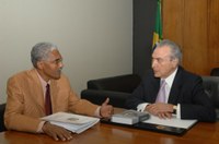 Livro "Relatório da CPI do Sistema Carcerário" é entregue a Temer