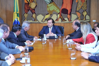 Rodrigo Maia se reúne com governadores