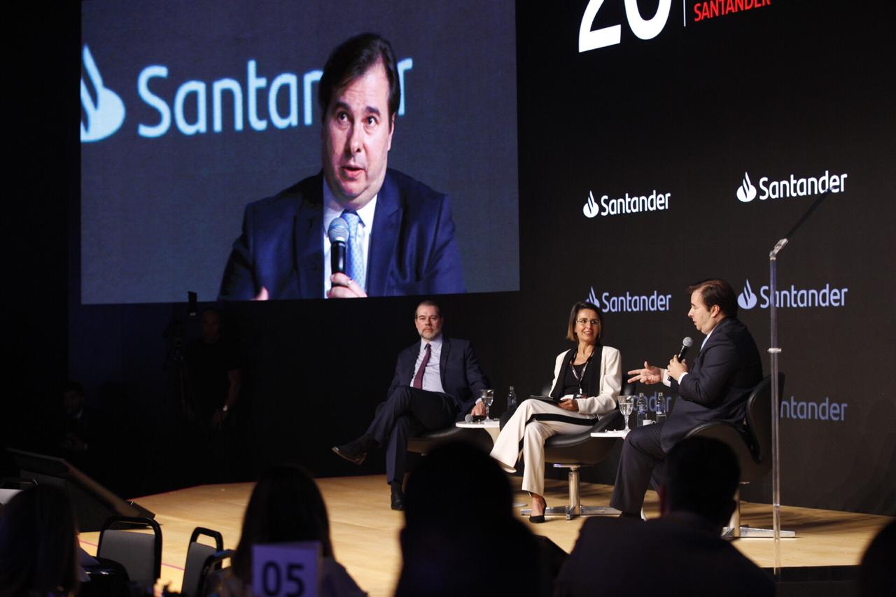 Rodrigo Maia no evento do Santander