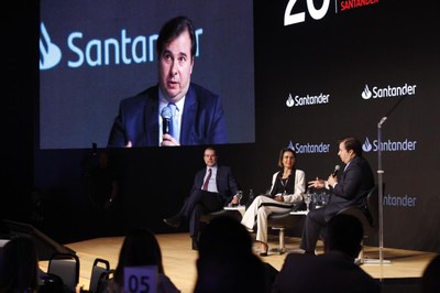 Rodrigo Maia no evento do Santander