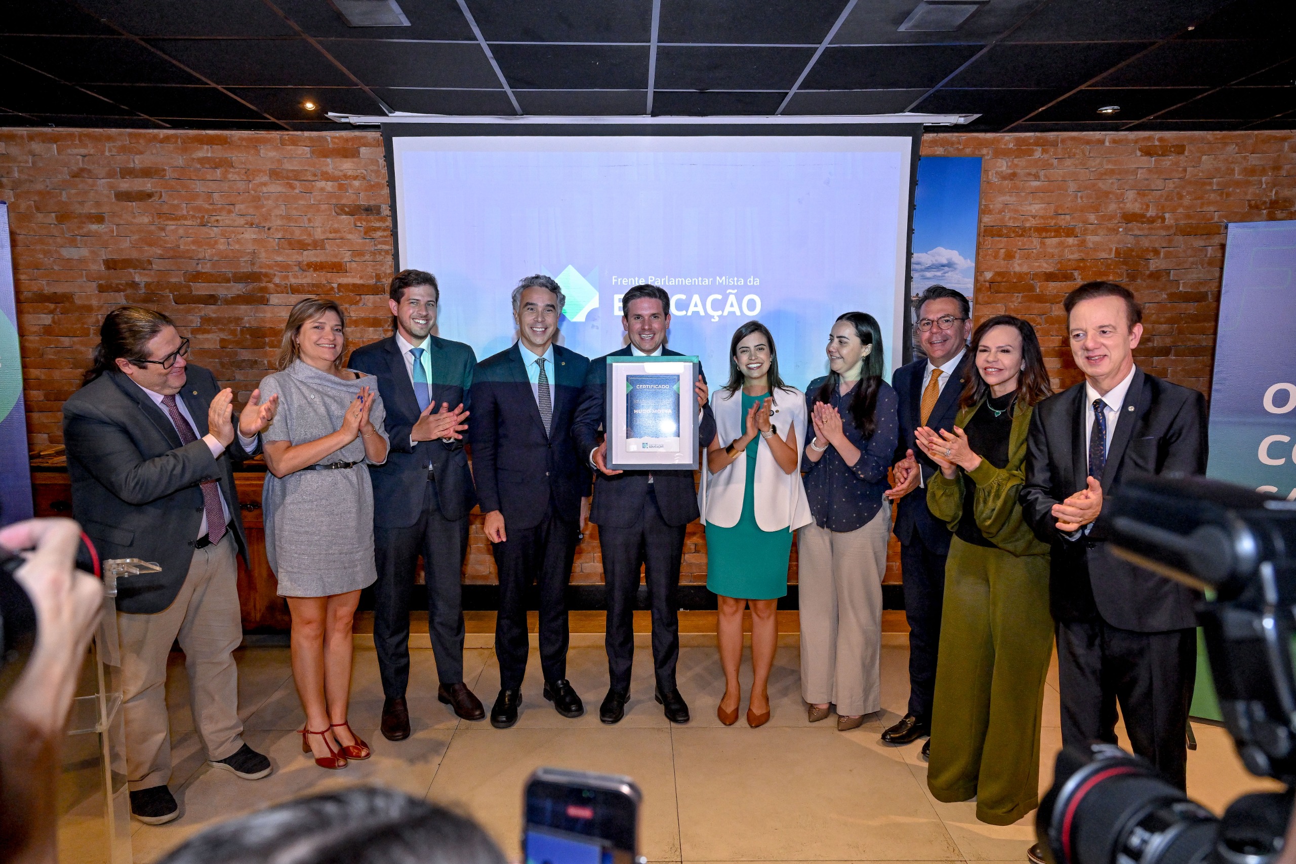 Bancada da Educação homenageia Hugo Motta por avanços no setor em 2025