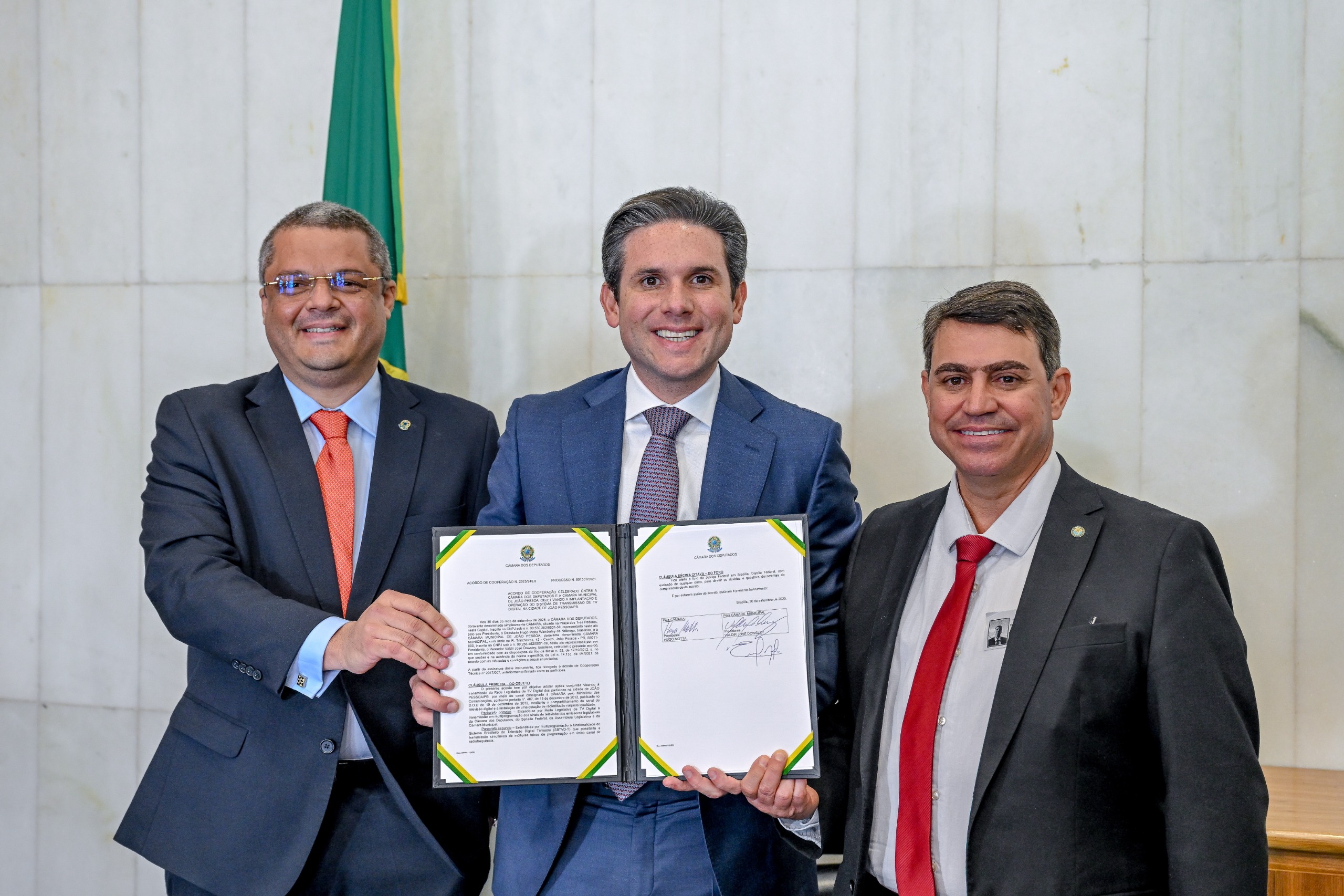 Hugo Motta assina termo para criação de canal de TV Legislativa Metropolitana na Paraíba