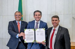 Hugo Motta assina termo para criação de canal de TV Legislativa Metropolitana na Paraíba