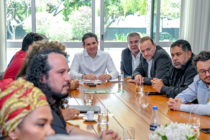Hugo Motta recebe representantes de entidades civis para debater pautas sociais