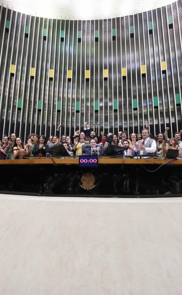 Motta destaca união da Câmara para aprovar projeto sobre proteção a crianças em ambientes digitais