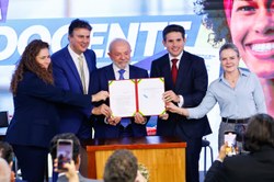 Presidente Hugo Motta destaca benefícios da nova Carteira Nacional do Docente