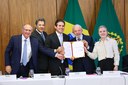 Presidente Hugo Motta recebe projeto do Imposto de Renda e indica melhorias no texto