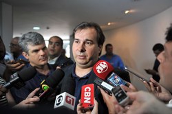 Rodrigo Maia critica envio de MP para reforma trabalhista 
