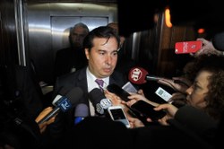 Rodrigo Maia elogia decisão do governo de privatizar Eletrobras