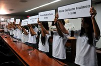 Adolescentes da Câmara fazem homenagem às vítimas da escola de Realengo