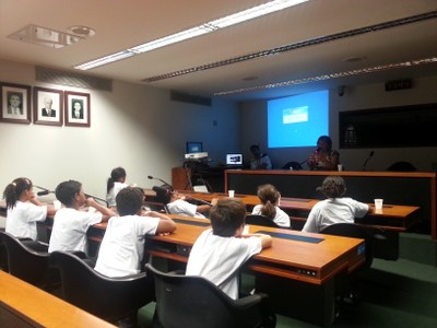 Alunos de escola rural conversam com deputada