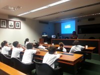 Alunos de escola rural conversam com deputada