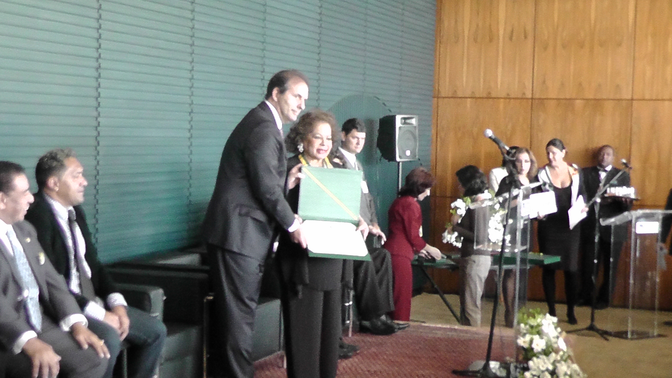 Ângela Maria e Cauby Peixoto são homenageados na Câmara