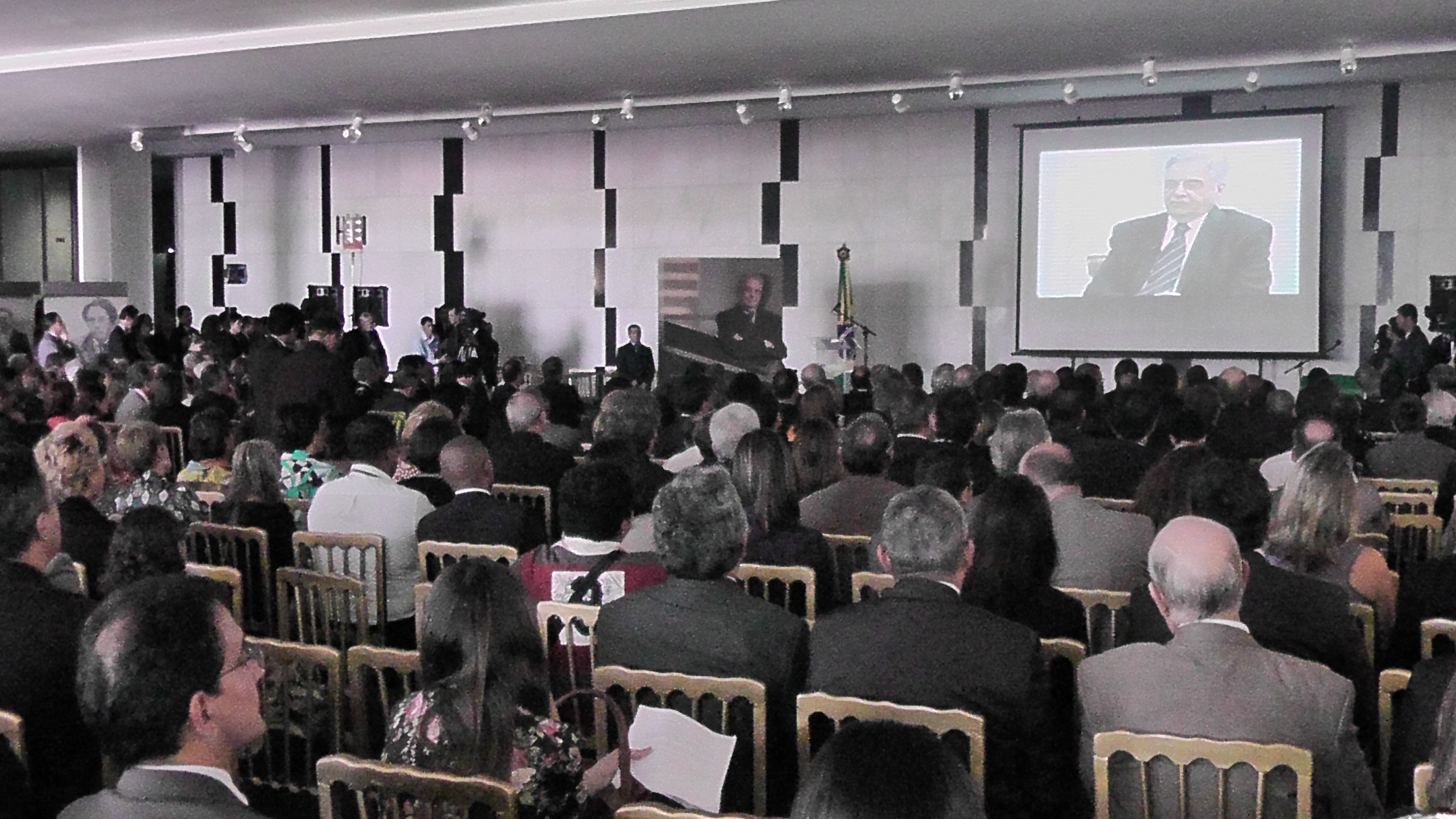 FHC é homenageado pela TV Câmara