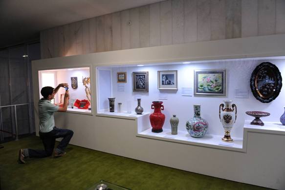 Mostra exibe presentes oferecidos à Câmara