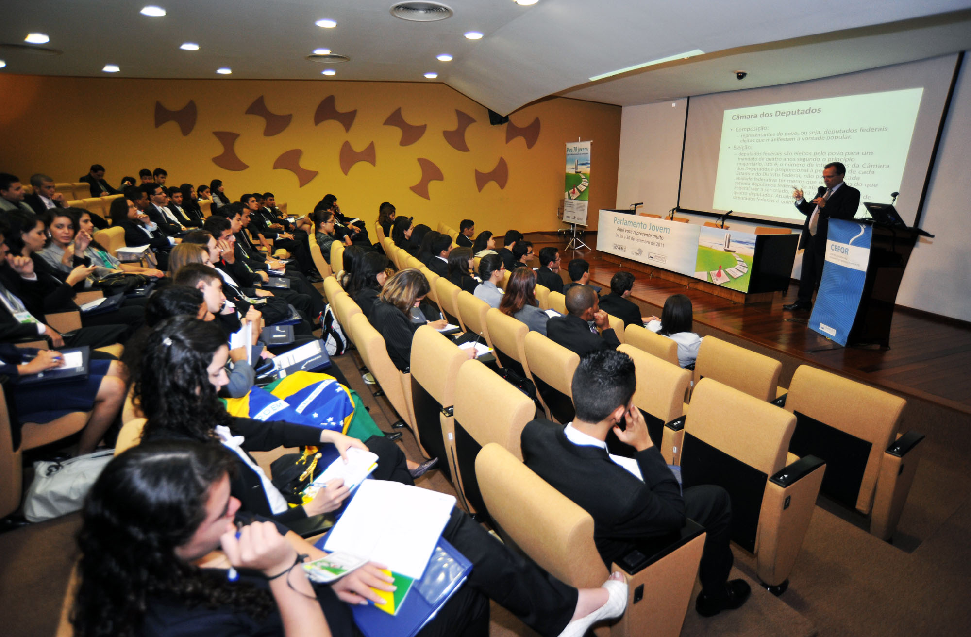 Palestras marcam o primeiro dia do Parlamento Jovem 2011