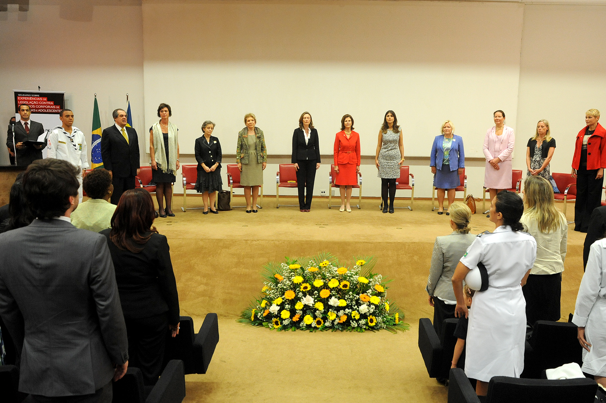 Rainha Silvia e Xuxa participam de seminário sobre castigos em crianças e adolescentes