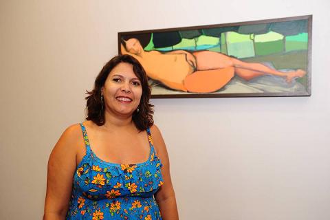 Visitantes conferem exposição de Glênio Bianchetti