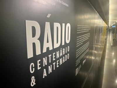 Rádio centenário e antenado