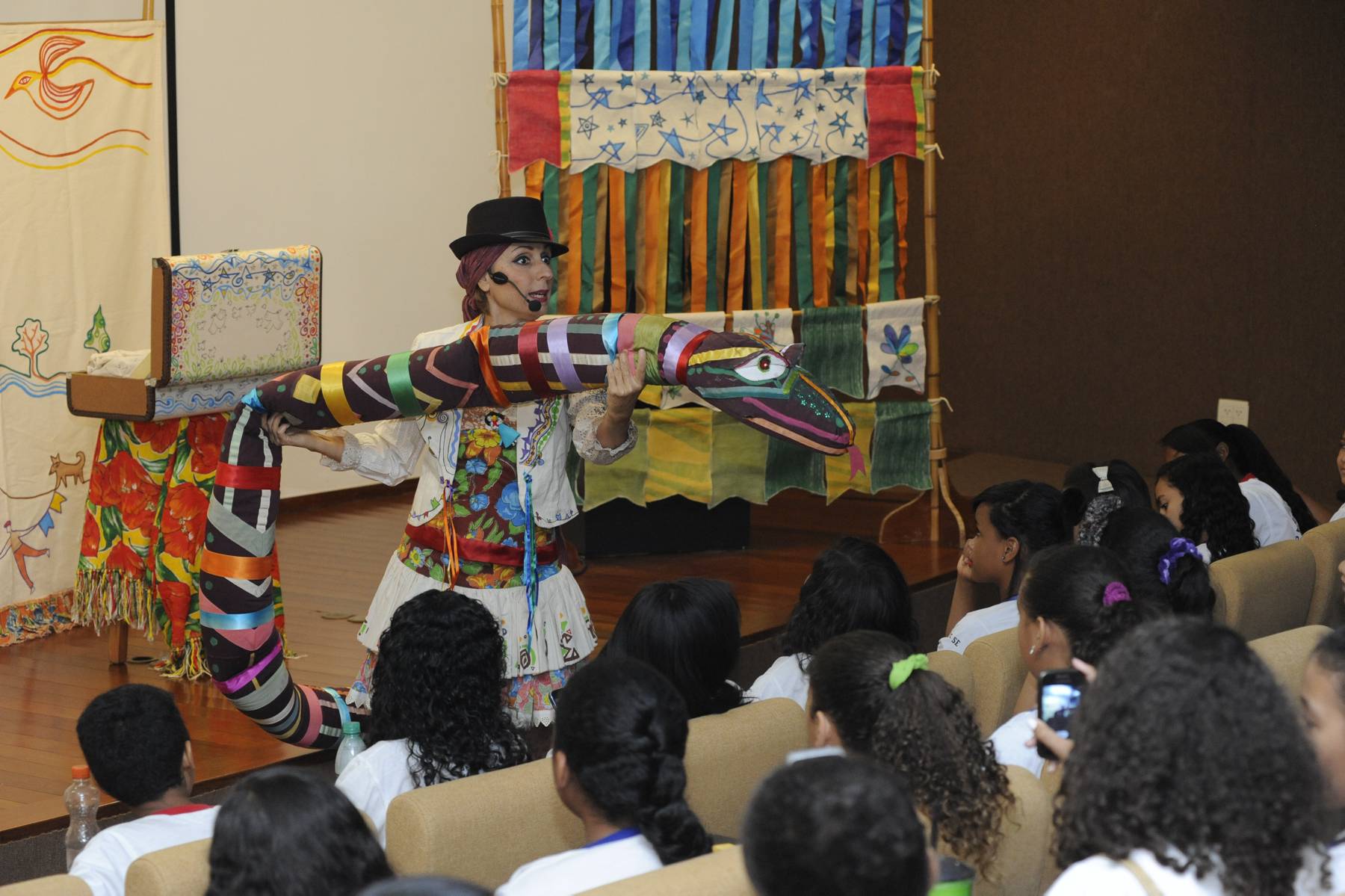 Lia e a cobra - Espetáculo Lia de Manaká - Luis Macedo / Acervo / Câmara dos Deputados