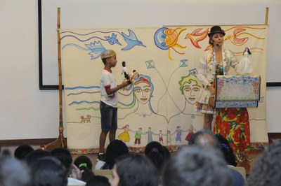 Lia e o ator mirim - Espetáculo Lia de Manaká - Luis Macedo / Acervo / Câmara dos Deputados