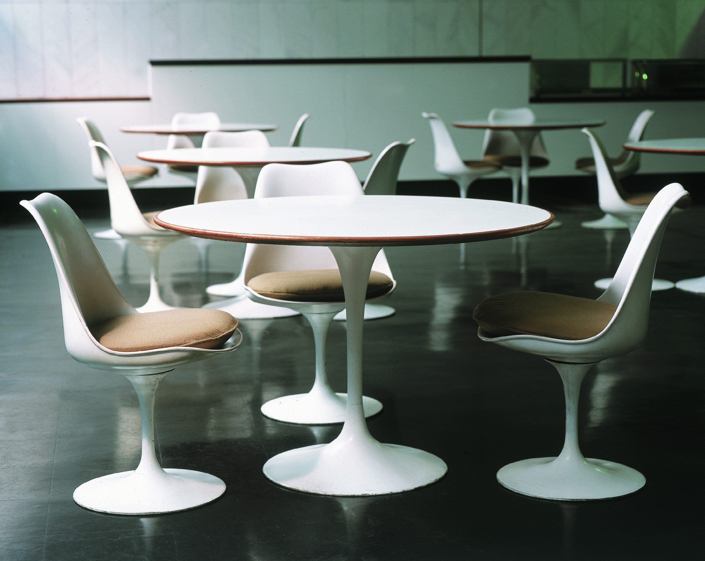 Cadeira e Mesa Tulipa, 1956