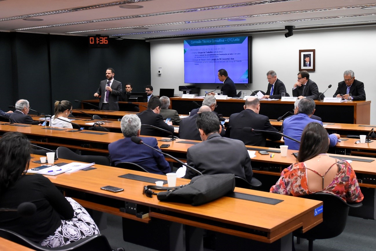 Comissão debate produção e comercialização do leite em audiência pública