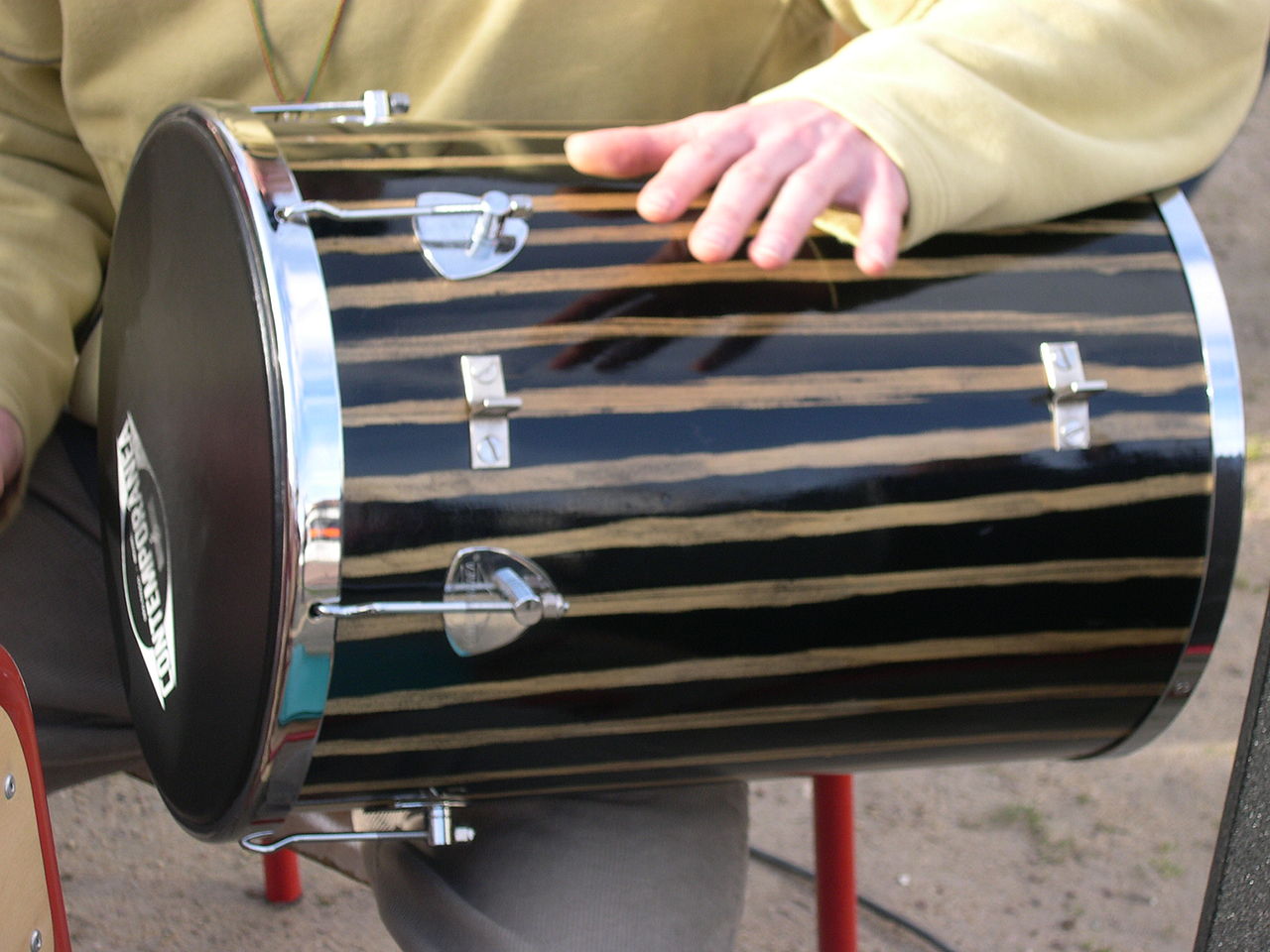 CCJC aprova regra para proteger produção brasileira de instrumentos do samba