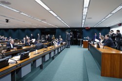 CCJC admite PEC para acabar com subsídio vitalício de ex-governantes
