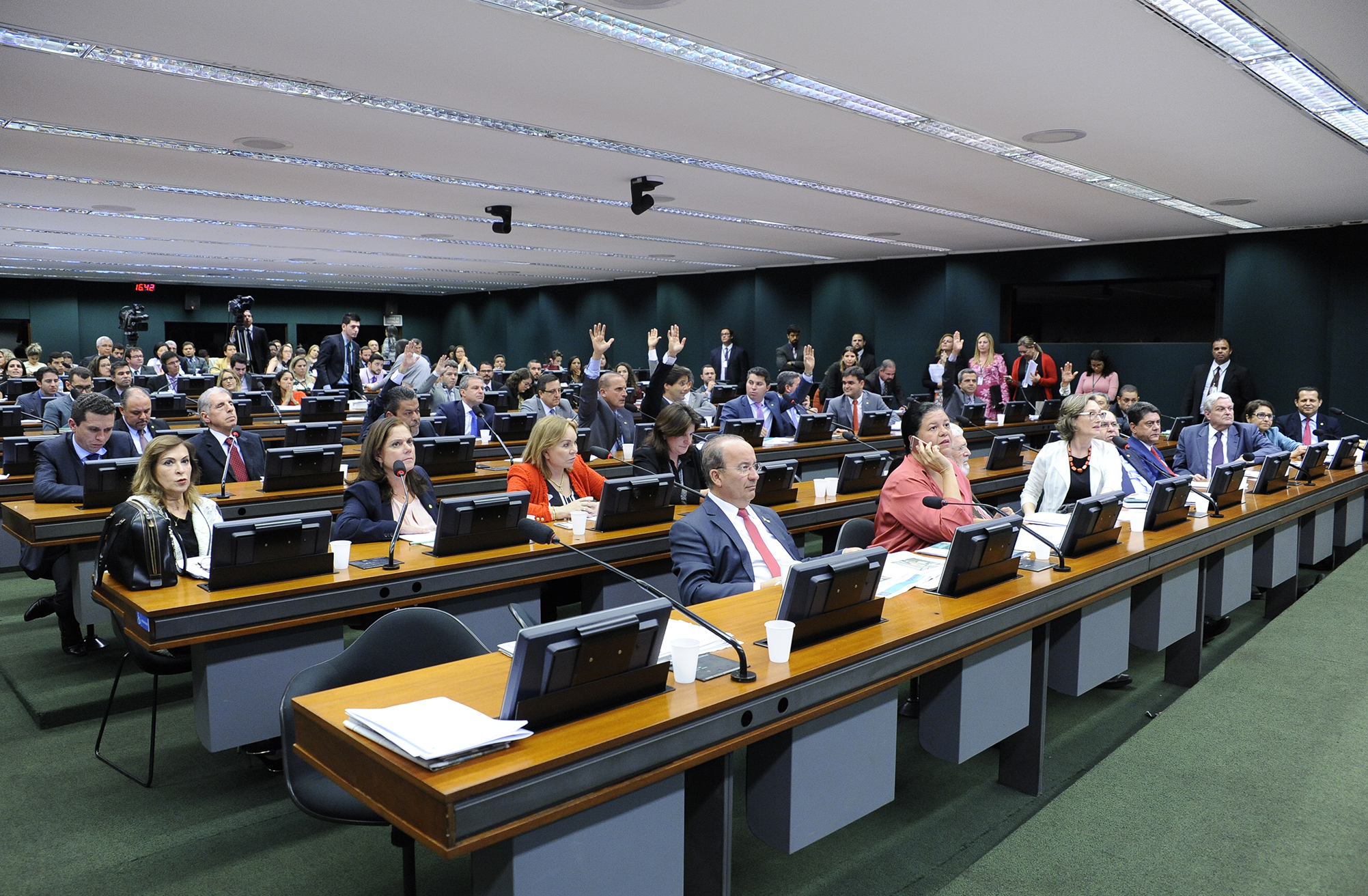 CCJC aprova acordo com Uruguai que facilita visto permanente de residência