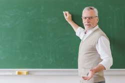 CCJC aprova PEC que autoriza servidor administrativo a acumular cargo de professor