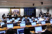 CCJC aprova PEC que limita a 20 o total de ministérios