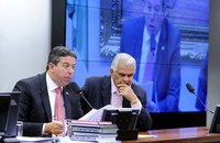 CCJC aprova projeto que obriga motoristas a usar farol baixo durante o dia.