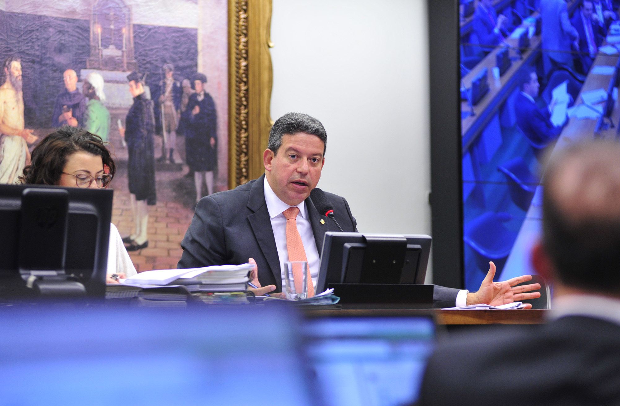 CCJC aprova voto de brasileiro no exterior para deputado federal