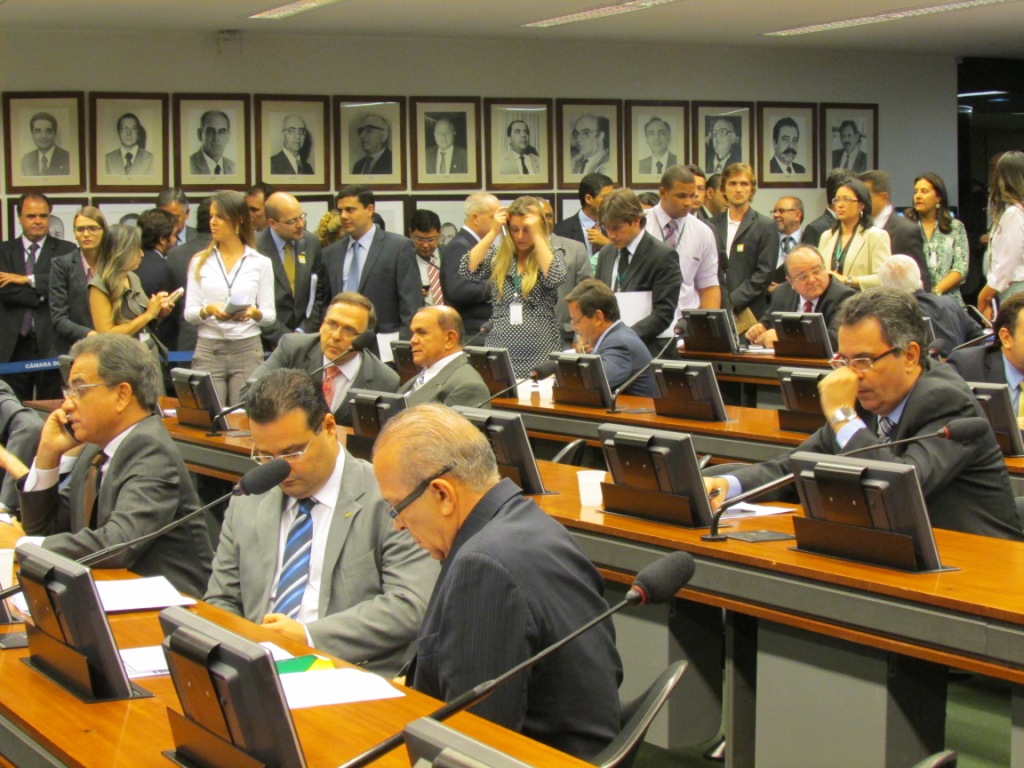 Comissão aprova emendas ao orçamento de 2014